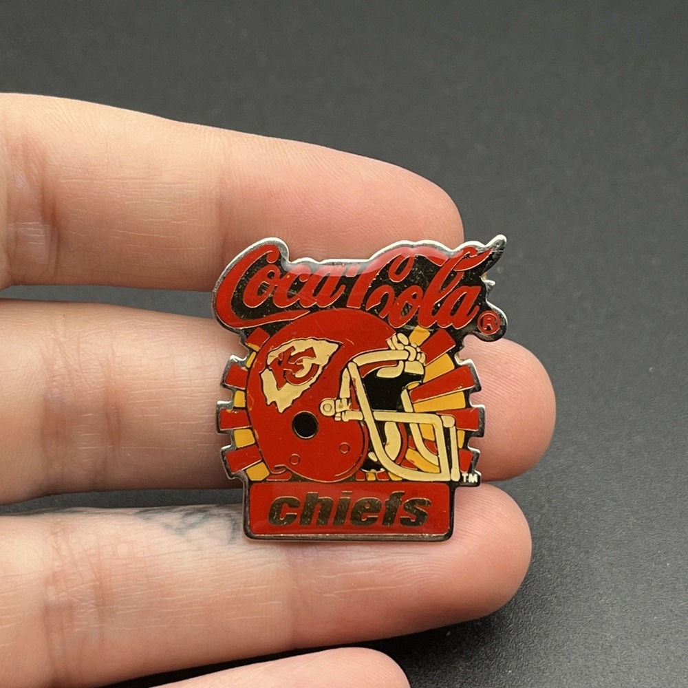 Vintage Coca-Cola Coke Kansas City Chiefs Helmet NFL Football Lapel Hat Pin‎